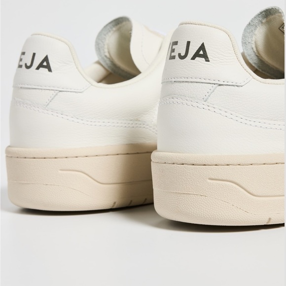 Veja Sneakers - Picture 3 of 15